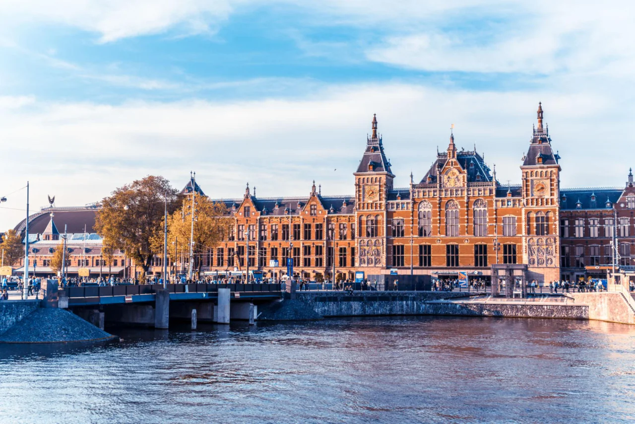 Amsterdam kanalen, bruggen en historische kanaal huizen