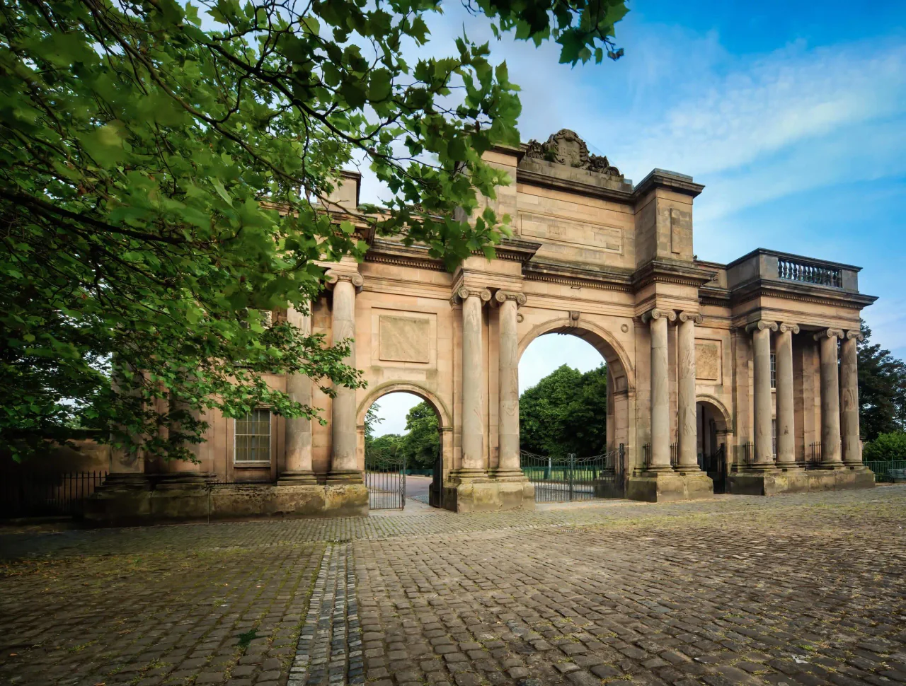 Birkenhead waterkant en stedelijke landschap op de Rivier Mersey
