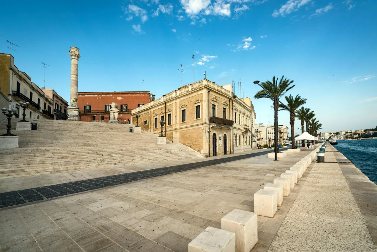 Brindisi historische haven en waterkant in Zuid-Italië