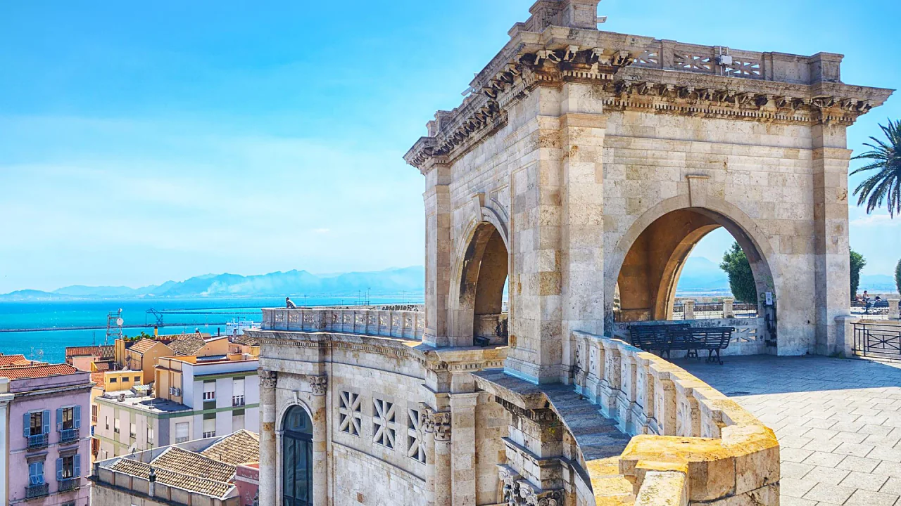 Oude stad van Cagliari boven de Sardijnse kust
