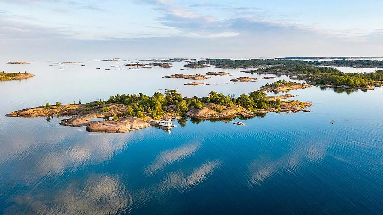 Kapellskär veerboothaven en omliggende kust