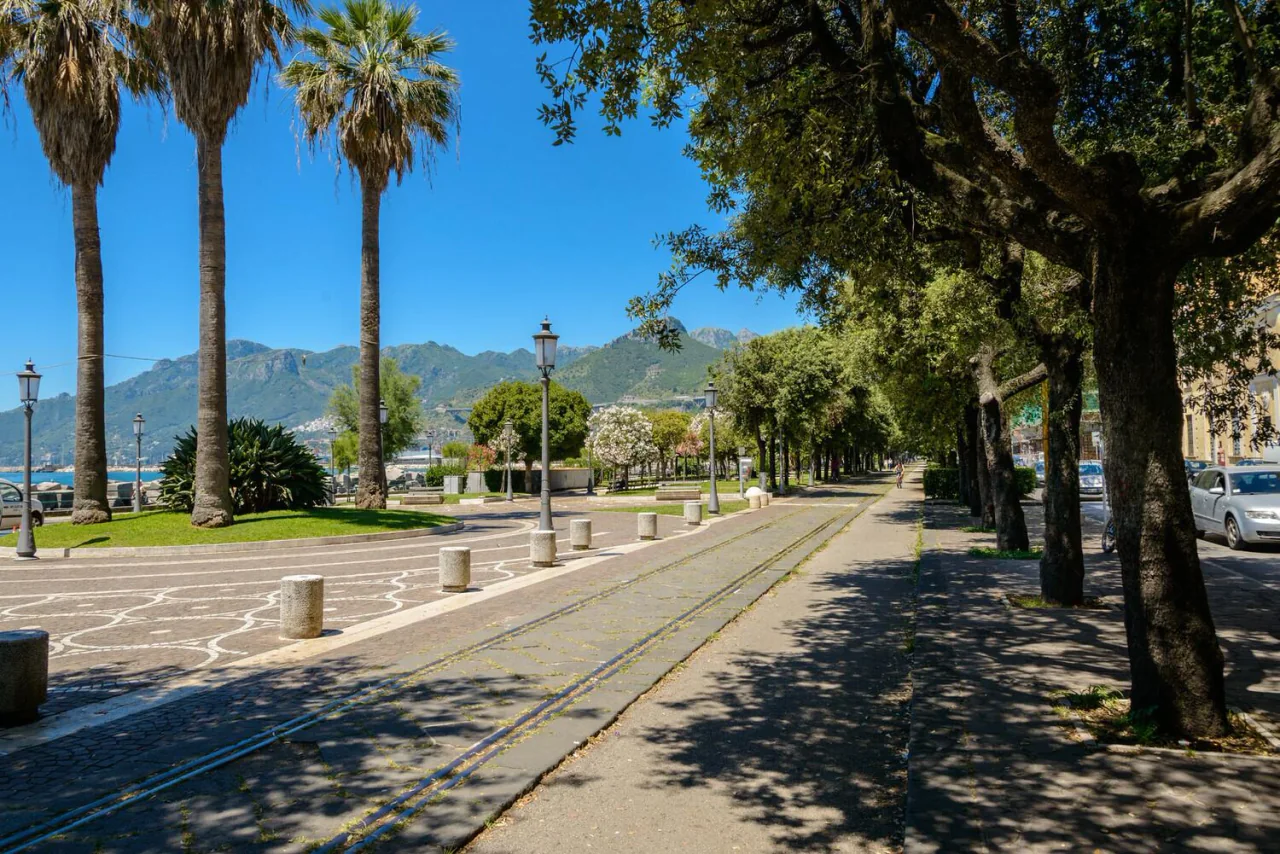 Salerno oude stad, waterkant en Campania trekpleisters