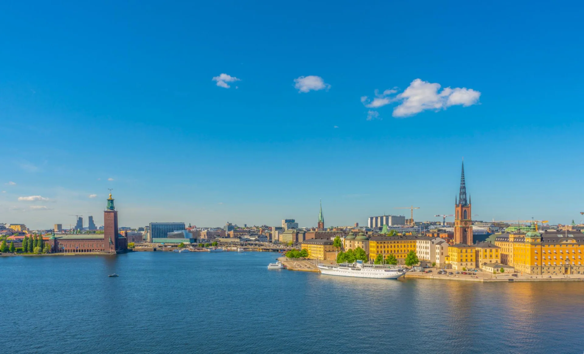 Waterkant en stadsskyline van Stockholm