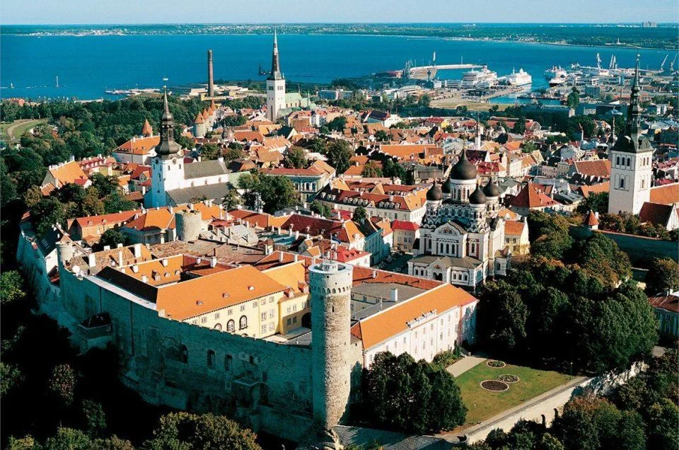 Tallinn oude stad en waterkant in Estland