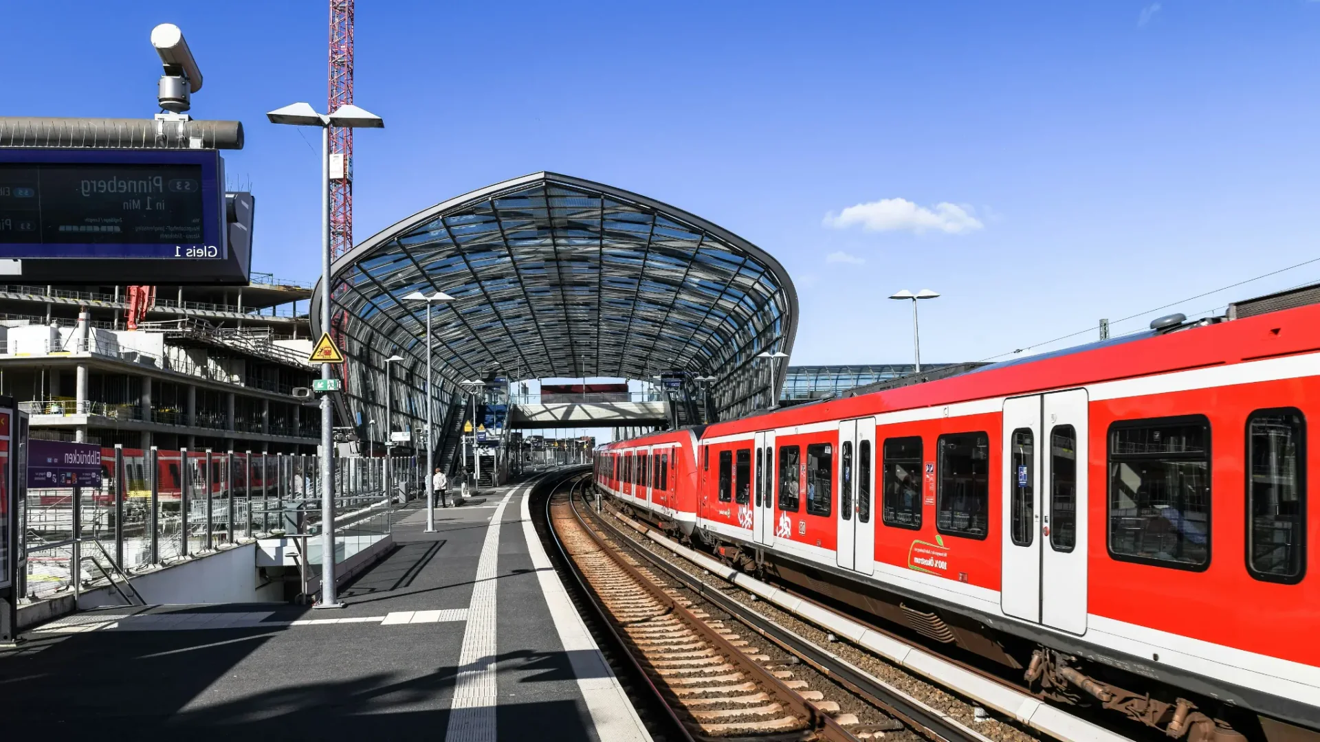 Moderne trein die aankomt bij een stationsperron