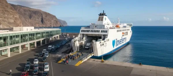 Fred. Olsen Express veerboot bij Agaete in Gran Canaria