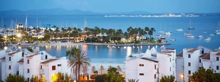 Alcúdia haven en waterkant in noordelijke Majorca