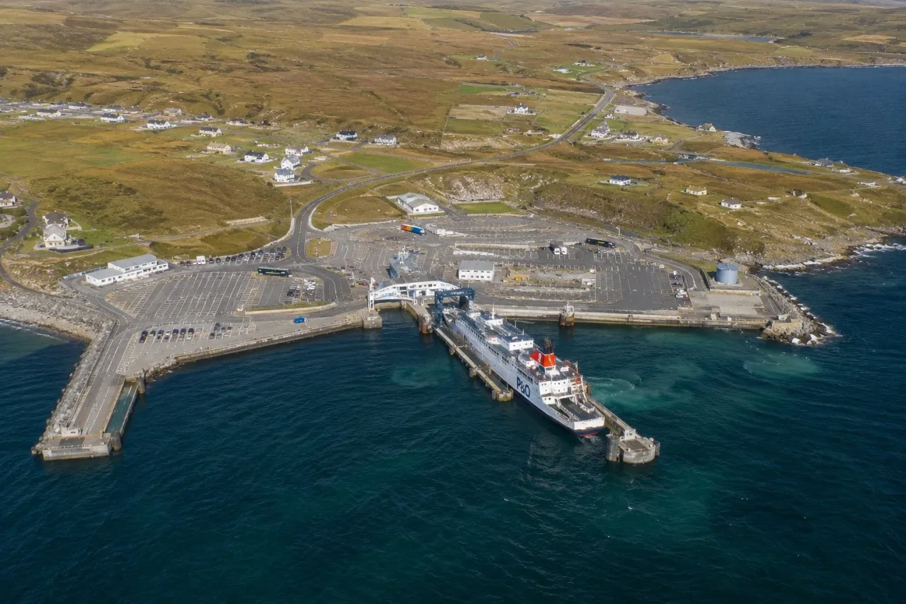 De kust- en havenomgeving van Gills Bay