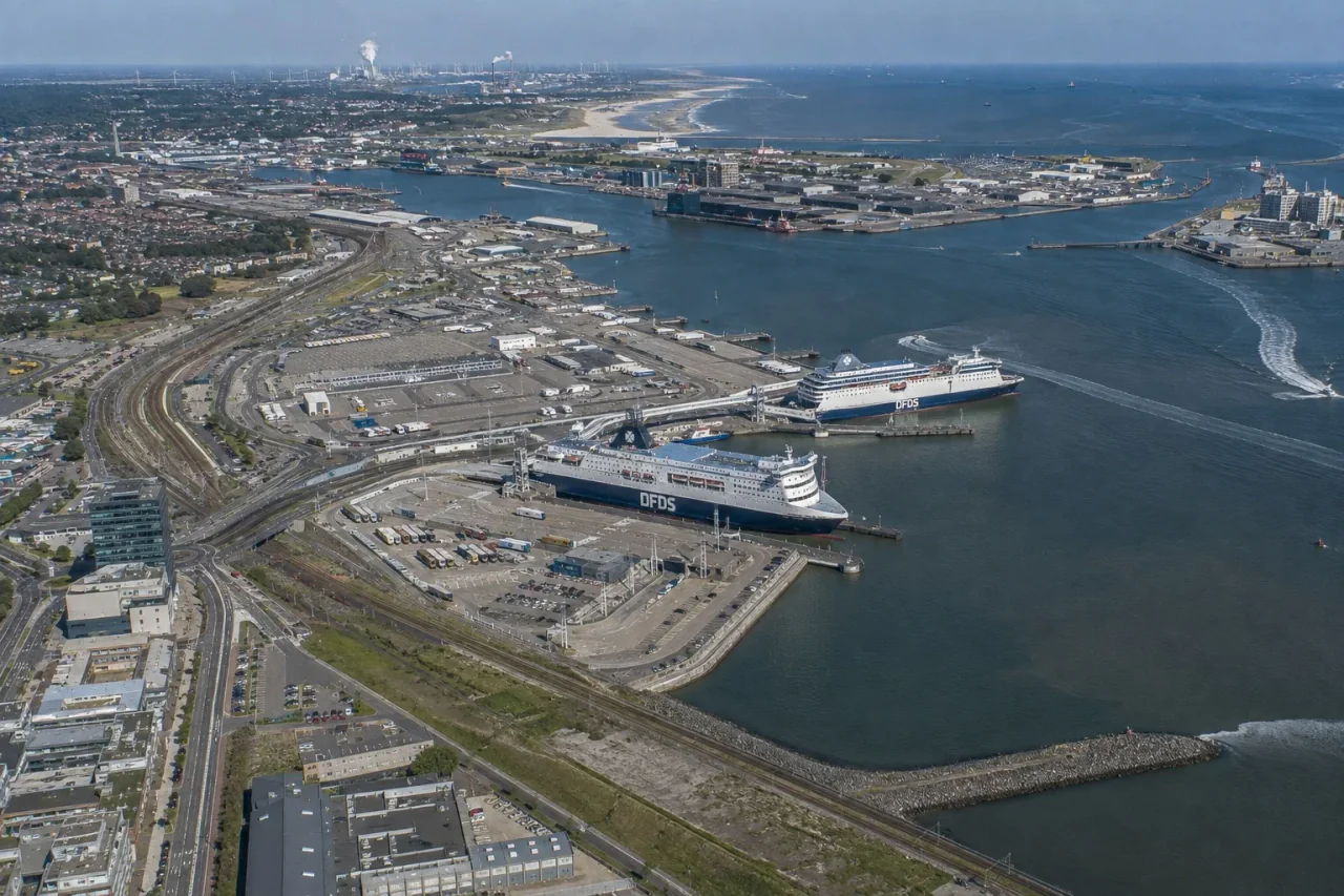 IJmuiden veerboothaven op de Noordzeekust van Nederland