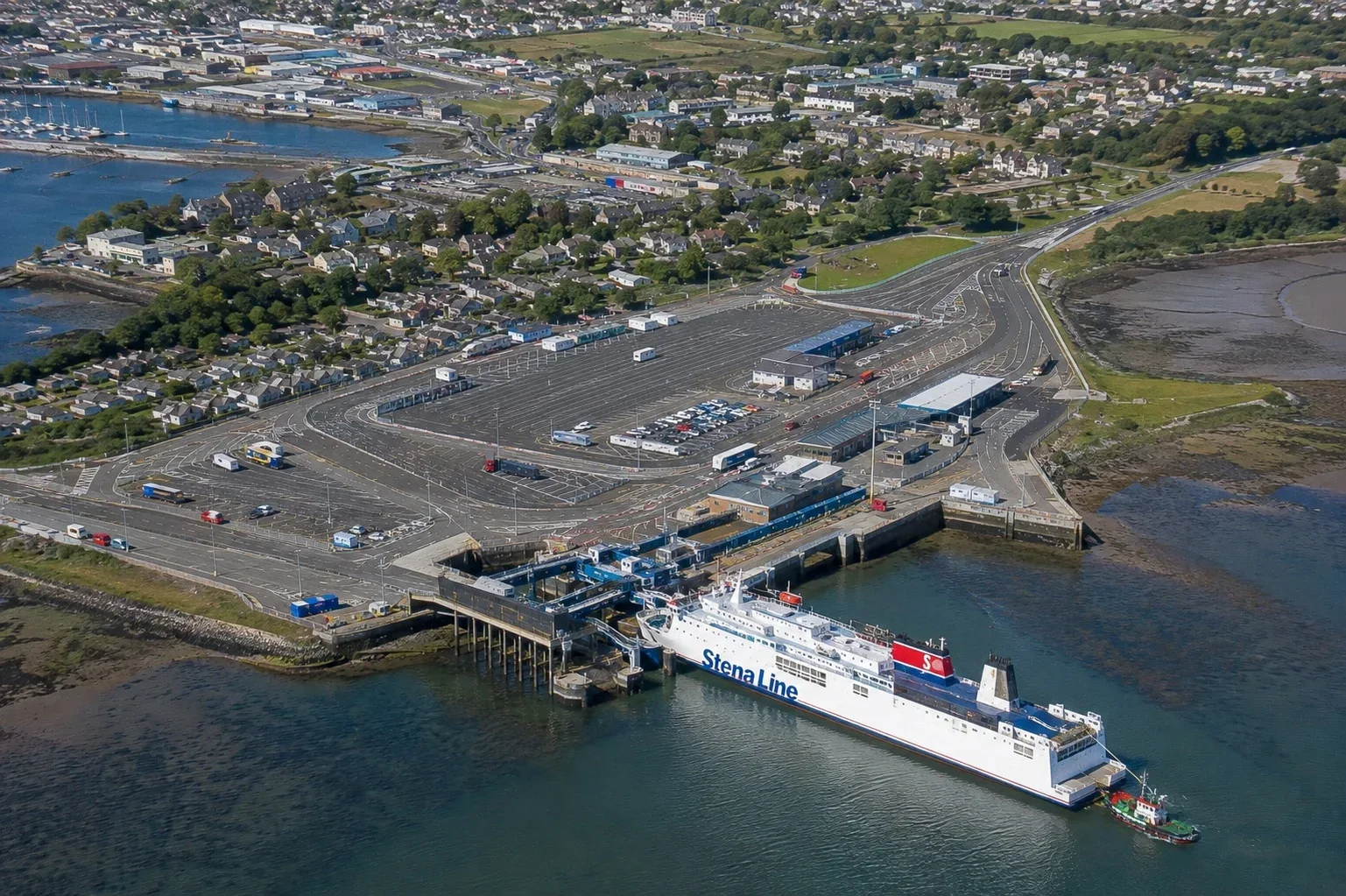 Luchtfoto van de veerboothaven van Pembroke Dock in Zuidwest-Wales