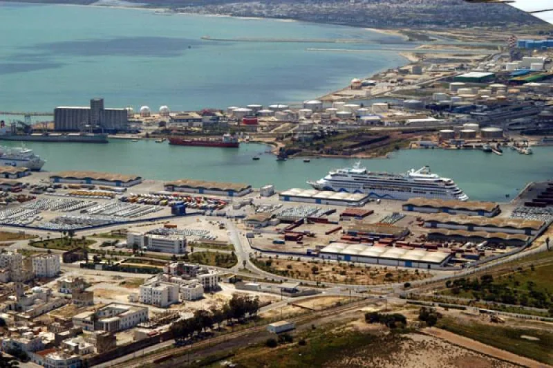 Tunis veerboothaven en waterkant in Tunesië