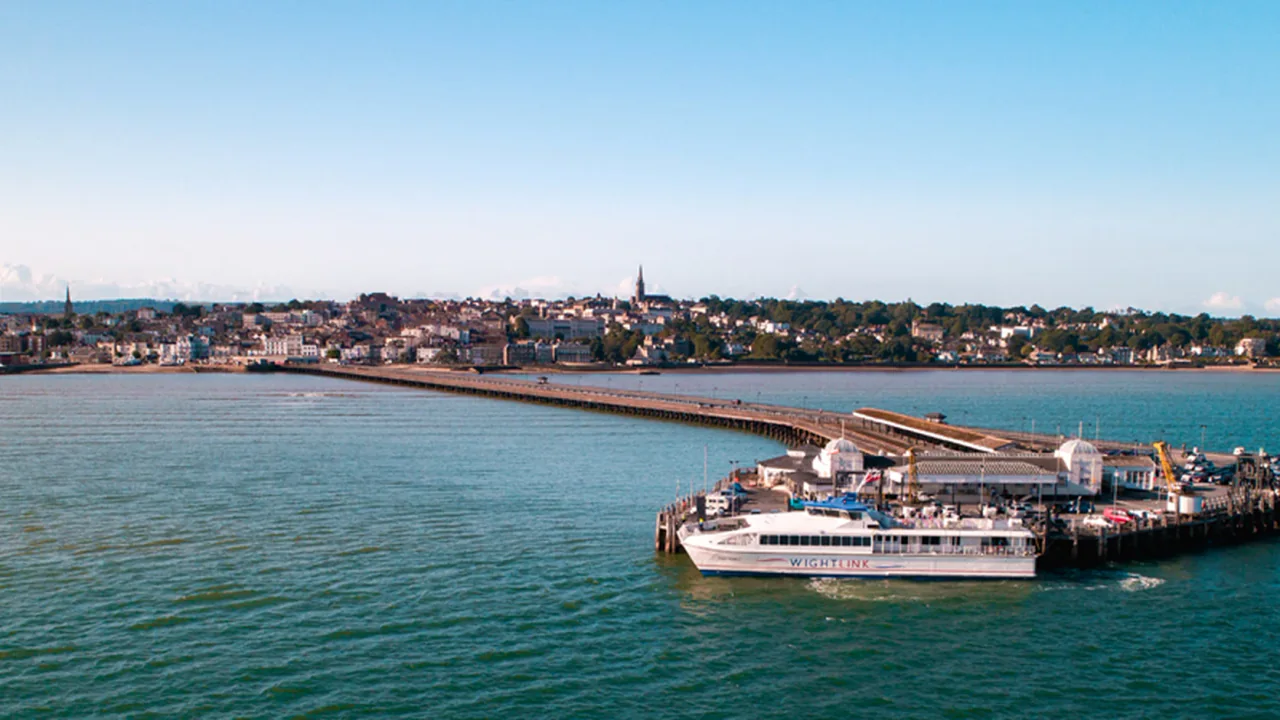 Wightlink FastCat bij Ryde Pier Head op de Isle of Wight