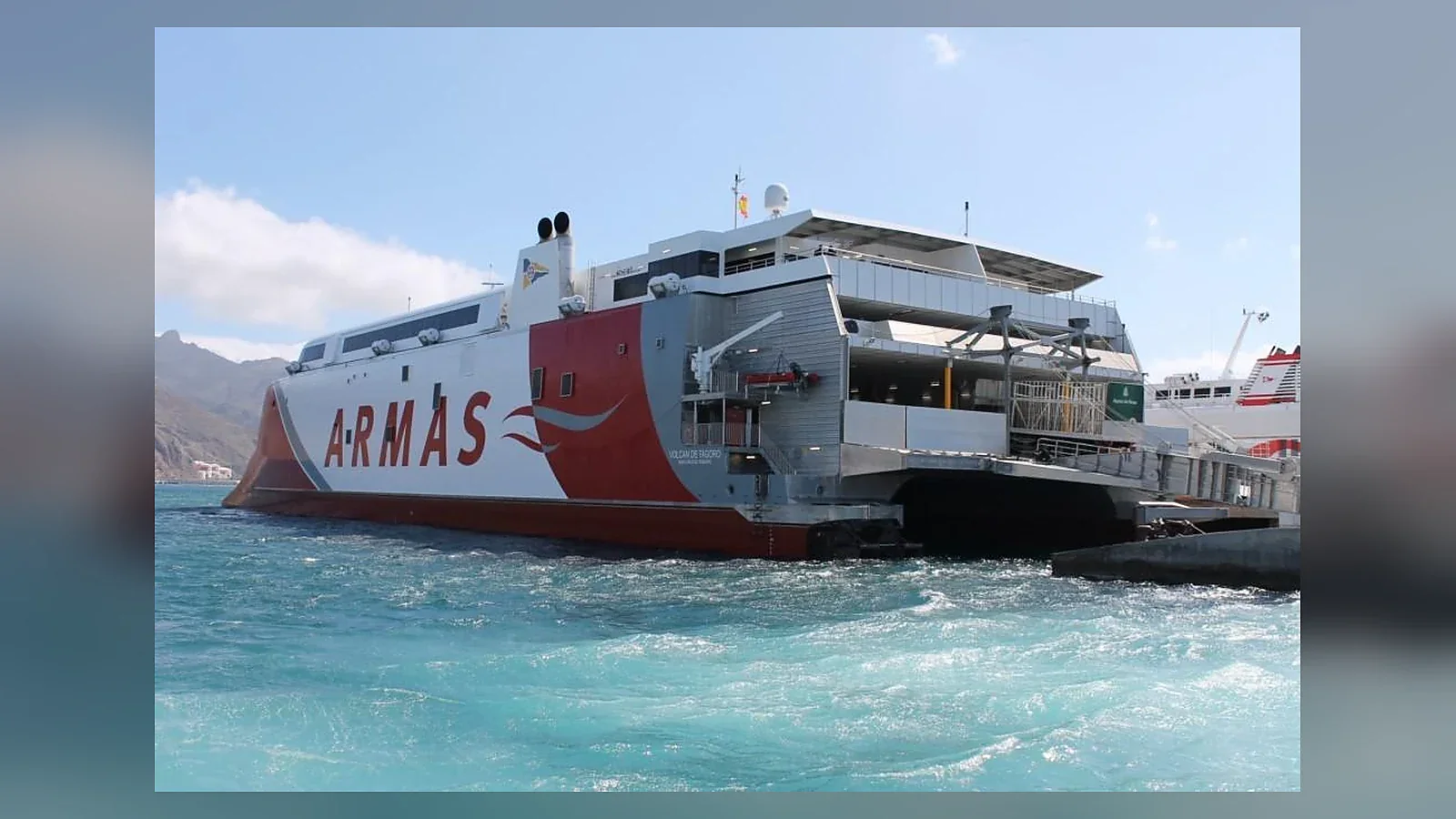 Armas Trasmediterránea veerboot bij zee