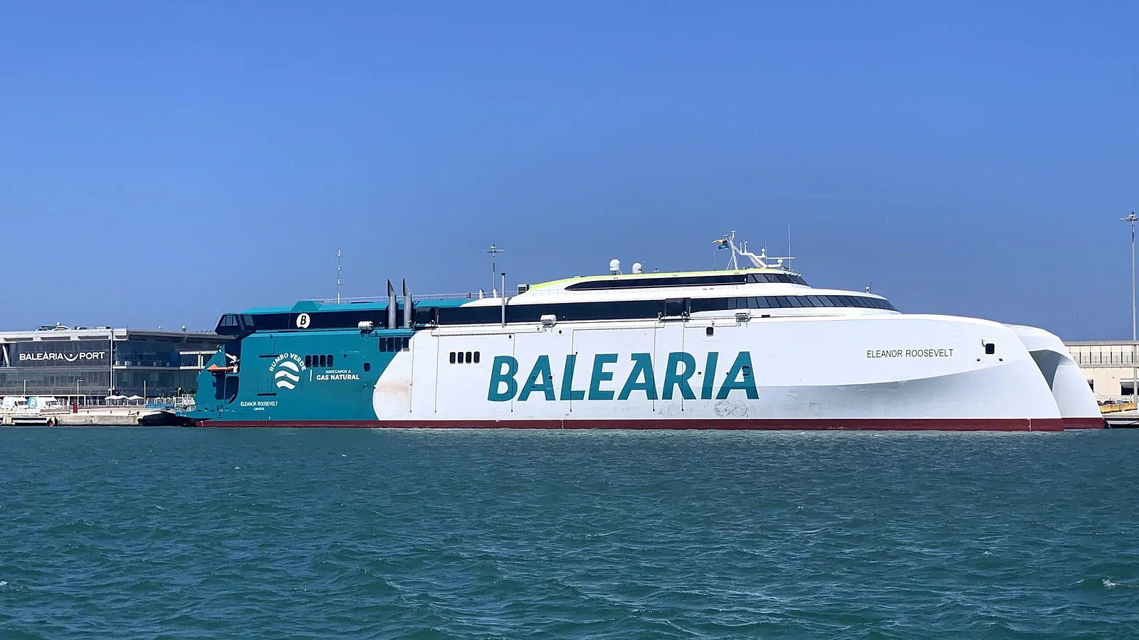 Baleària veerboot bij zee