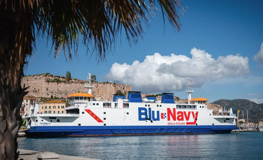 Blu Navy-veerboot in Portoferraio, Elba