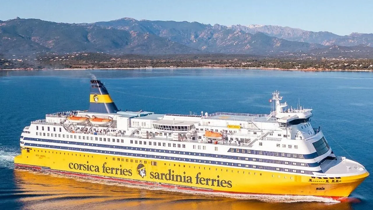 Corsica Sardinia Ferries gele passagiersveerboot
