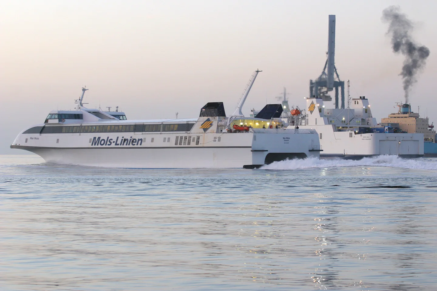 Molslinjen snelle veerboot bij zee