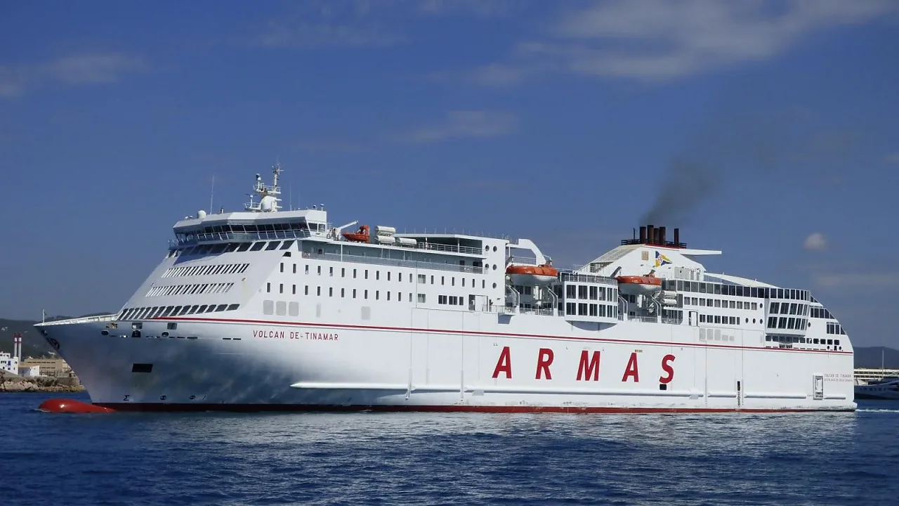 Naviera Armas veerboot bij zee