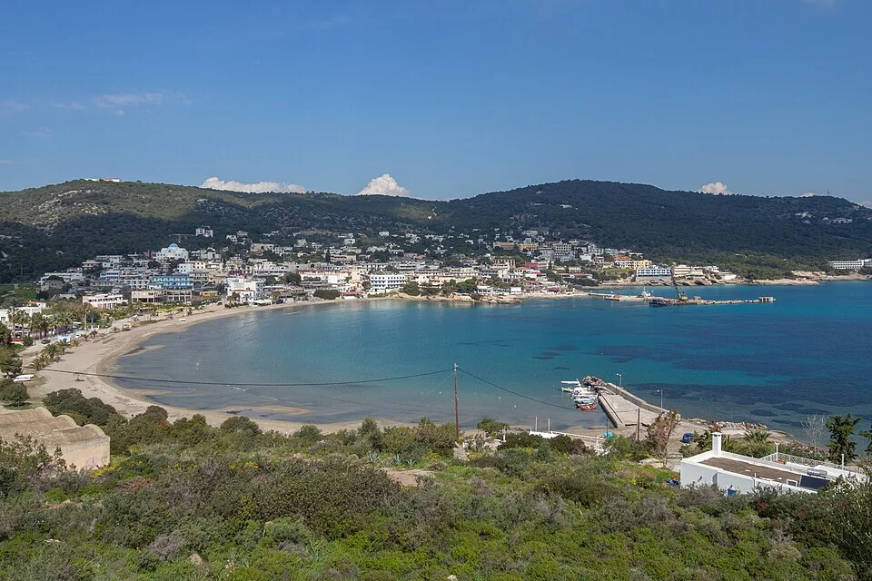 Agia Marina, kust van Aegina en havenomgeving